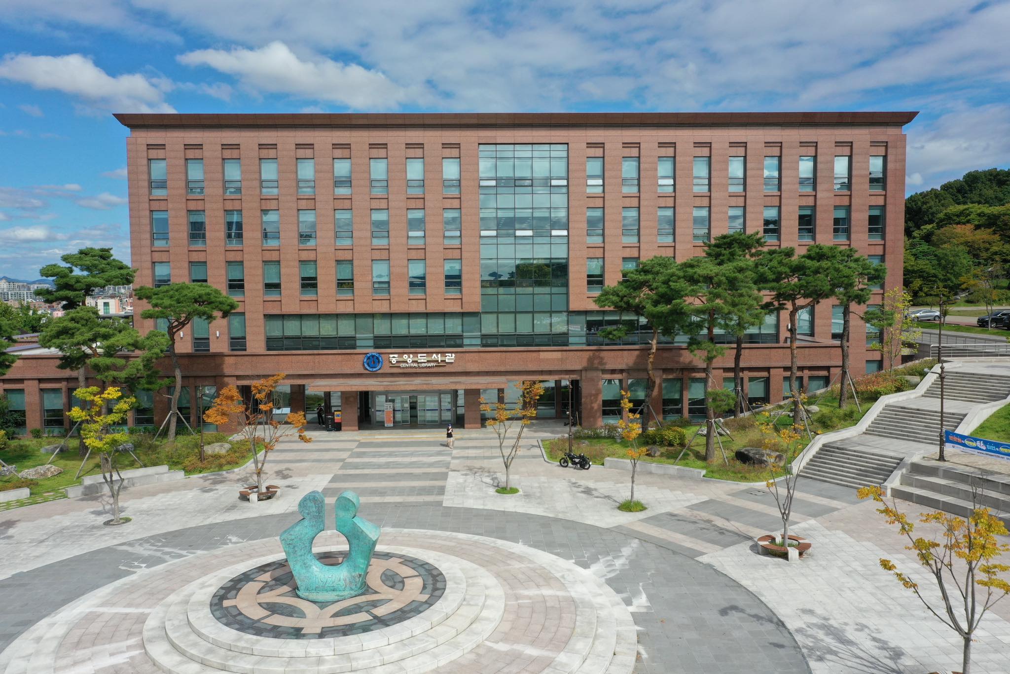 ЧОНЖУ ИХ СУРГУУЛИЙН ТАНИЛЦУУЛГА